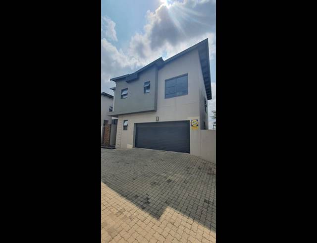 4 BEDROOM TOWNHOUSE FOR SALE IN GLEN MARAIS